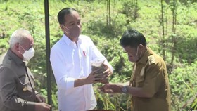 Gubernur Sulteng Bawa Tanah Pakai Plastik saat Prosesi Kendi Nusantara