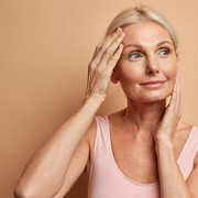 Tak Hanya Awet Muda, Lakukan 7 Hal Penting Ini untuk Dapatkan Kulit Glowing di Usia 40-an