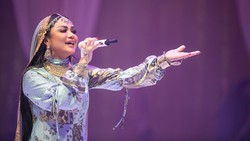 Krisdayanti hingga Lesti Kejora Kenalkan Koleksi Baju Muslim untuk Ramadan 2022