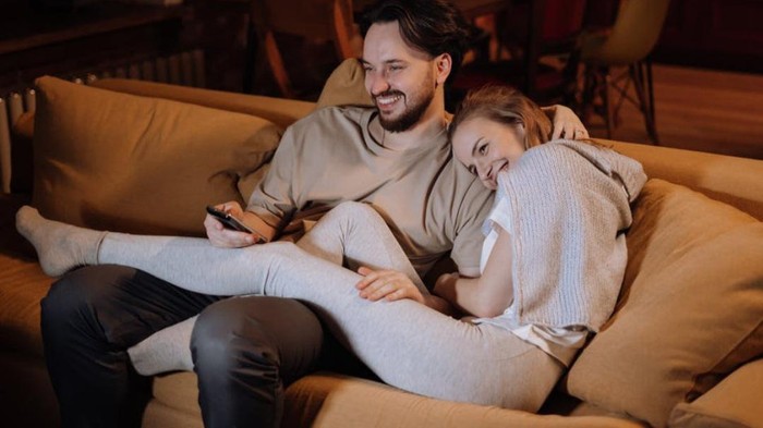 Jadikan Agenda Malam Mingguan, 5 Rekomendasi Film Romantis Ini Cocok Kamu Tonton Bareng Pasangan!