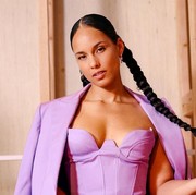 Mau Coba Model Rambut Kepang? Contek Braided Hairstyle ala Alicia Keys!