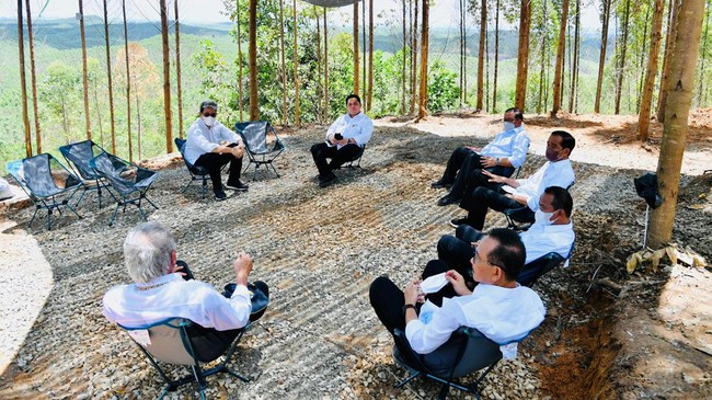 Seorang guru honorer asal Riau mengajukan uji formil dan materill UU IKN karena proyek tersebut menghamburkan uang negara di tengah krisis perekonomian bangsa.