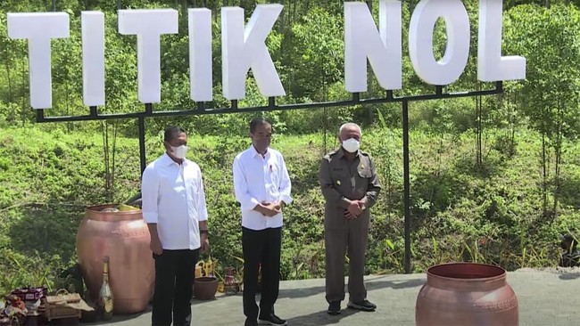 Presiden Jokowi menanam Pohon Meranti Merah, sementara para gubernur yang hadir menanam pohon khas masing-masing daerah.