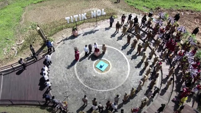 Indonesia Raya membuka prosesi penyatuan tanah dan air di Kendi Nusantara yang dipimpin Presiden Joko Widodo (Jokowi).
