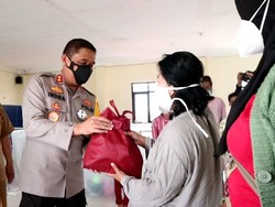Pengungsi Banjir di Dayeuhkolot Dapat Bekal untuk Mengungsi