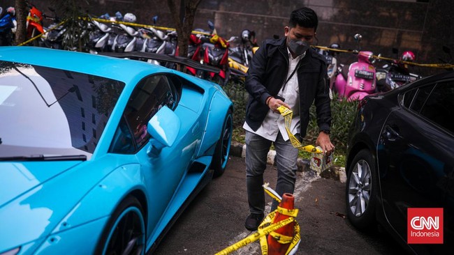 Polisi belum mengungkap dalang kasus penipuan dan pencucian uang Indra Kenz dan Doni Salmanan. Orang besar diduga ada di belakang dua crazy rich itu.