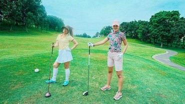 img-title Pandemi Bikin Luna Maya & Ayu Dewi Hobi Main Golf