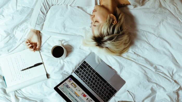 6 Makanan dan Minuman Ini Bisa Bantu Perbaiki Pola Tidur Biar Kembali Normal