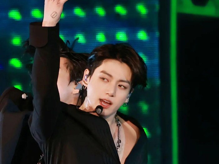 Outfit ikonik Black Swan yang dikenakan Jungkook BTS goes to viral karena sedikit terbuka.