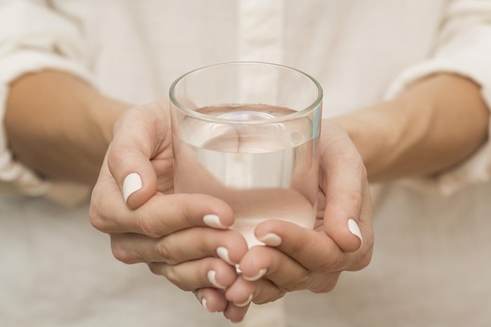 Air putih menjadi salah satu obat alami yang baik bagi penderita asam urat. Mengonsumsi air putih dengan kadar yang cukup dapat membantu menjadikan asam urat mudah larut dan tidak menumpuk dalam tubuh.