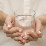 Kiat Tetap Bisa Penuhi Kebutuhan Asupan 8 Gelas Air Putih Selama Puasa, Dicoba Yuk Biar Nggak Lemas dan Dehidrasi