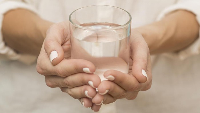 Kiat Tetap Bisa Penuhi Kebutuhan Asupan 8 Gelas Air Putih Selama Puasa, Dicoba Yuk Biar Nggak Lemas dan Dehidrasi