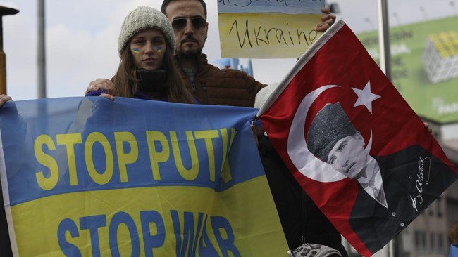 Pengadilan militer Rusia menjebloskan lima muslim Tatar warga Crimea 12 hingga 14 tahun penjara pada Kamis (12/5).