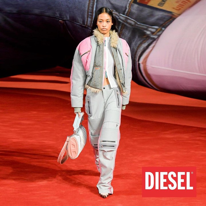 <p>Tak pernah jadi model sebelumnya, Nafa langsung memulai debut di panggung runway pagelaran mode kelas dunia, lho. Ia terpilih menjadi salah satu model yang tampil membawakan koleksi terbaru brand Diesel di Milan Fashion Week (MFW) 2022. (Foto: Instagram @nafasalvana @theclawmodels @diesel @whoknows.models)</p>