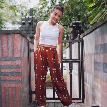 Singgung Soal Mafia Tanah, Unggahan Nirina Zubir Pancing Komentar Rekan Artis