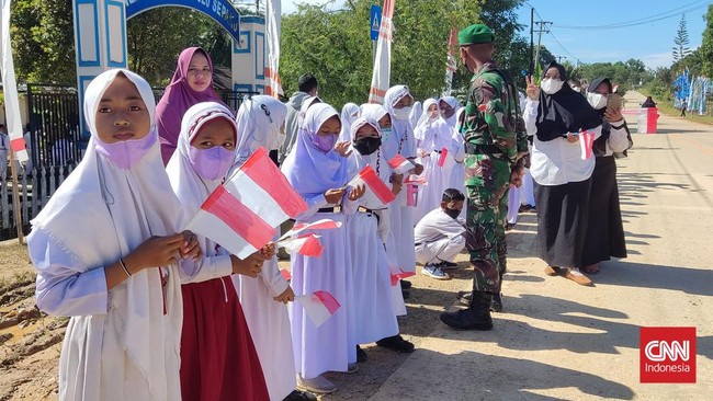 Para murid sekolah jenjang TK sampai SMP terlihat berkumpul di tepi jalan negara saat menyambut kedatangan Jokowi dan rombongan menuju titik nol IKN pagi tadi.