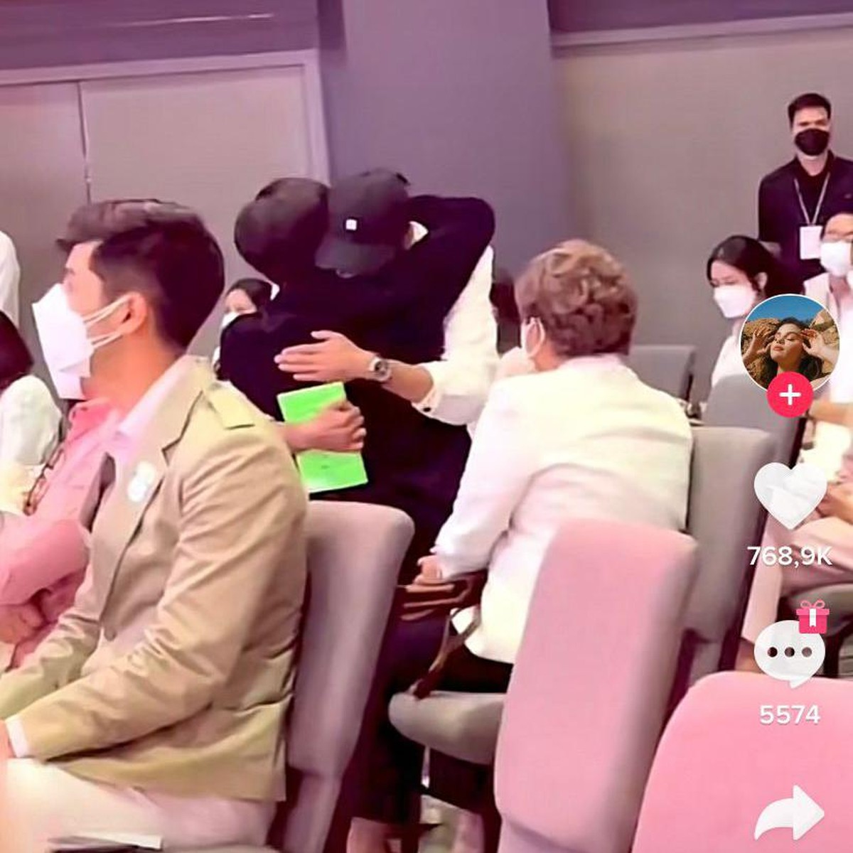 Prosesi pemakaman aktris cantik Thailand&comma; Tangmo Nida yang meninggal di sungai Chao Praya diiringi isak tangis&period; Yuk&comma; intip momennya&excl;