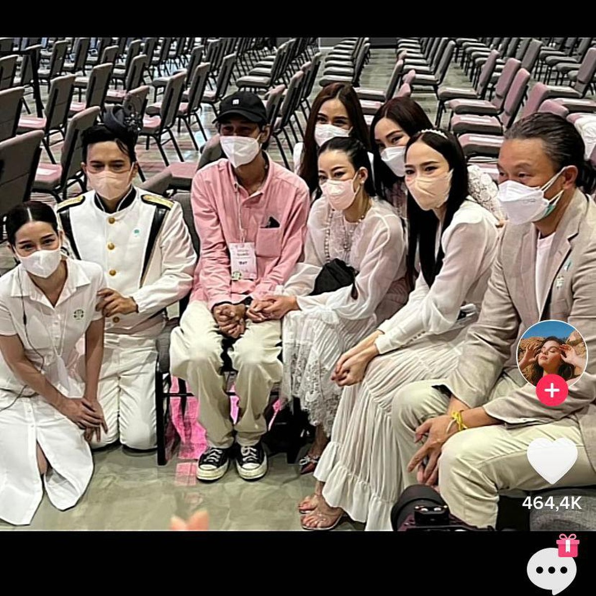 Prosesi pemakaman aktris cantik Thailand&comma; Tangmo Nida yang meninggal di sungai Chao Praya diiringi isak tangis&period; Yuk&comma; intip momennya&excl;