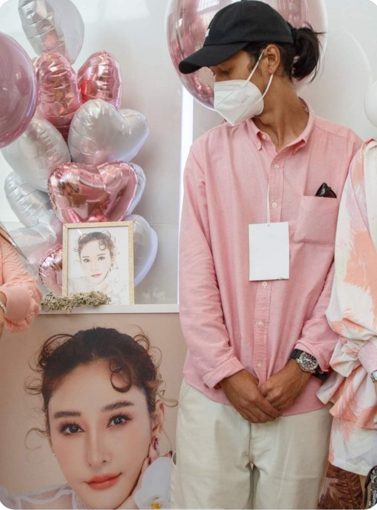 Prosesi pemakaman aktris cantik Thailand&comma; Tangmo Nida yang meninggal di sungai Chao Praya diiringi isak tangis&period; Yuk&comma; intip momennya&excl;