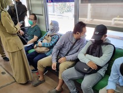 Kursi di KRL Dipasang Stiker Lagi tapi Fungsinya Beda