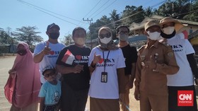 Ikut Sambut Jokowi di Pinggir Jalan Sepaku, Warga Berkaos I Love IKN