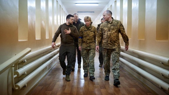 Rusia masih menggempur dan menuntut Ukraina menyerah di pekan ketiga invasinya ke negara eks Uni Soviet itu terlepas dari hujanan sanksi dan isolasi.