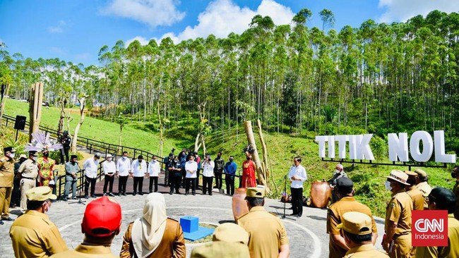 Presiden Jokowi mengumpulkan sejumlah menteri di Istana untuk membahas kesiapan Ibu Kota Nusantara (IKN) menggelar upacara HUT ke-79 RI.