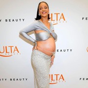 Glamor dan Glowing, Intip Gaya Rihanna Memakai Crop Top di Acara Fenty Beauty