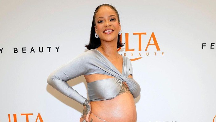 Glamor dan Glowing, Intip Gaya Rihanna Memakai Crop Top di Acara Fenty Beauty