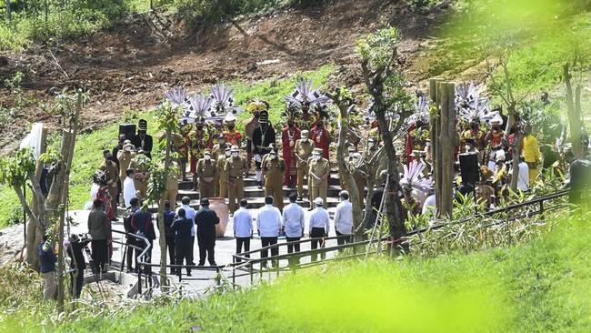Gubernur Aceh, Nova Iriansyah bersama Gubernur se-Indonesia melakukan tabur tanah dan percik air dari daerah masing-masing di lokasi IKN.