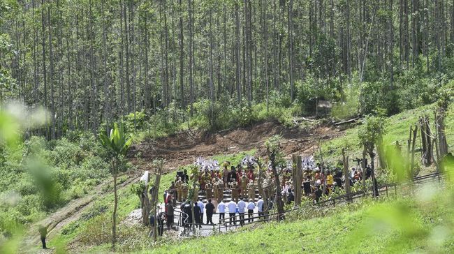 Governor of Central Sulawesi Fainted After Ritual of the Archipelago Kendi with Jokowi