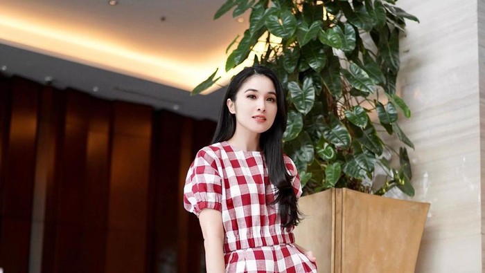 Crazy Rich Banyak yang Pamer Harta, Ini Alasan Sandra Dewi si Orang Kaya Beneran Diam-diam Saja!