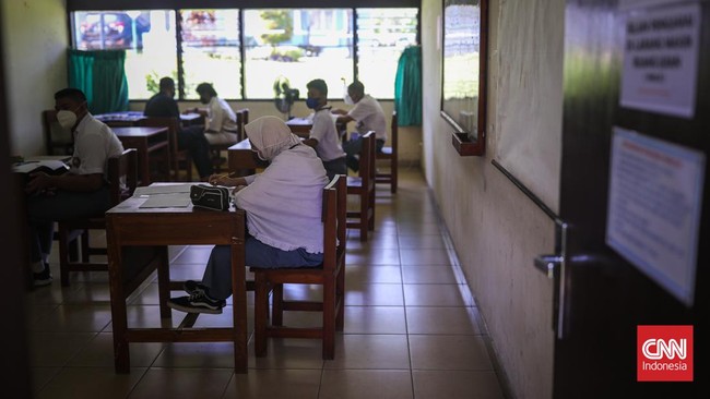 Disdikpora DIY telah memfasilitasi siswi SMAN di Bantul untuk pindah sekolah setelah dipaksa menggunakan jilbab oleh gurunya.
