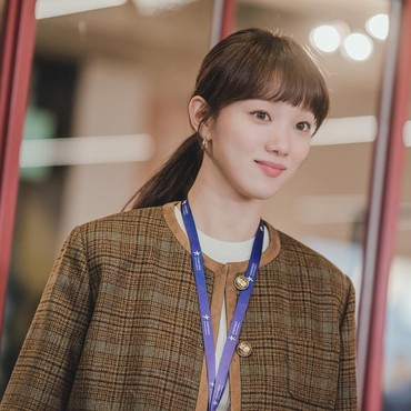 Penampilan Manis Lee Sung Kyung di Drama Korea 'Shooting Star'