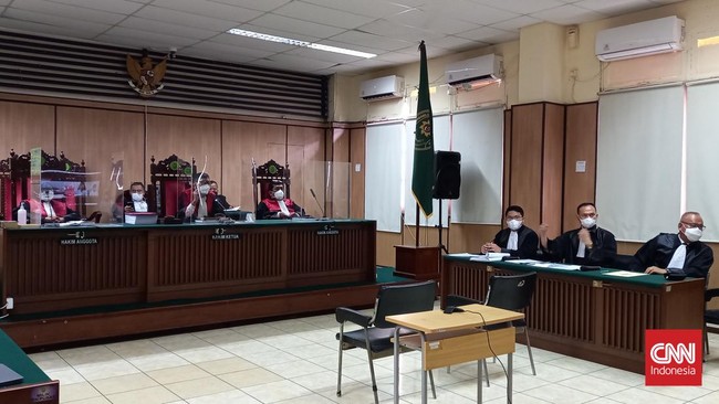 JPU menuntut Adam Deni dengan pidana delapan tahun penjara dan denda Rp1 miliar subsider 5 bulan kurungan.
