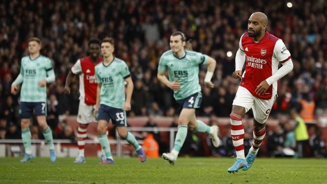 Arsenal menggusur Manchester United dari peringkat keempat setelah menang atas Leicester City dalam laga lanjutan Liga Inggris.