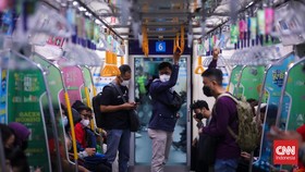 FOTO: Stiker Jaga Jarak MRT Dicopot, Isi Penumpang 100 Persen