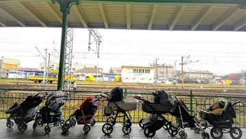 ORANG TUA POLANDIA MENINGGALKAN KERETA BAYI UNTUK ORANG TUA UKRAINA
