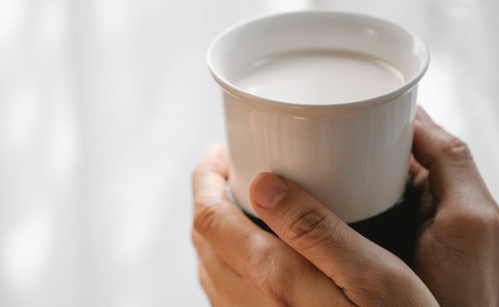 Susu hangat terbukti secara ilmiah bisa membantu tidur lebih nyenyak. Minuman klasik ini sudah digunakan sejak zaman Ayurveda kuno di India, lebih dari ribuan tahun lalu, untuk menenangkan pikiran dan mempersiapkan tubuh untuk tidur.