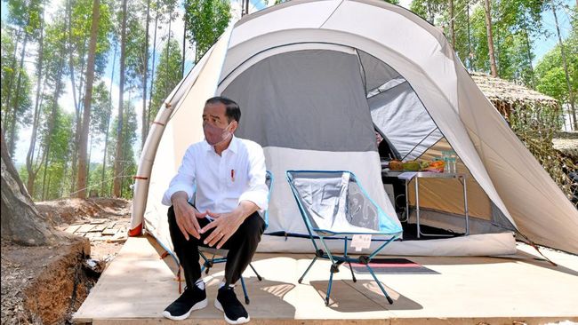 Sepatu yang dikenakan Presiden Jokowi saat bertemu Elon Musk viral di Malaysia. Berapa harganya?