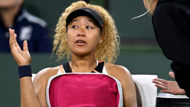 Petenis Jepang Naomi Osaka menangis usai diejek penonton saat melawan Veronika Kudermetova pada babak kedua Indian Wells Masters 2022.