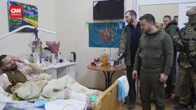 VIDEO: Zelensky Kunjungi Prajurit Yang Terluka di Rumah Sakit Militer