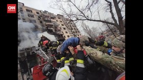 VIDEO: Artileri Rusia Hancurkan Apartemen 9 Lantai di Kyiv