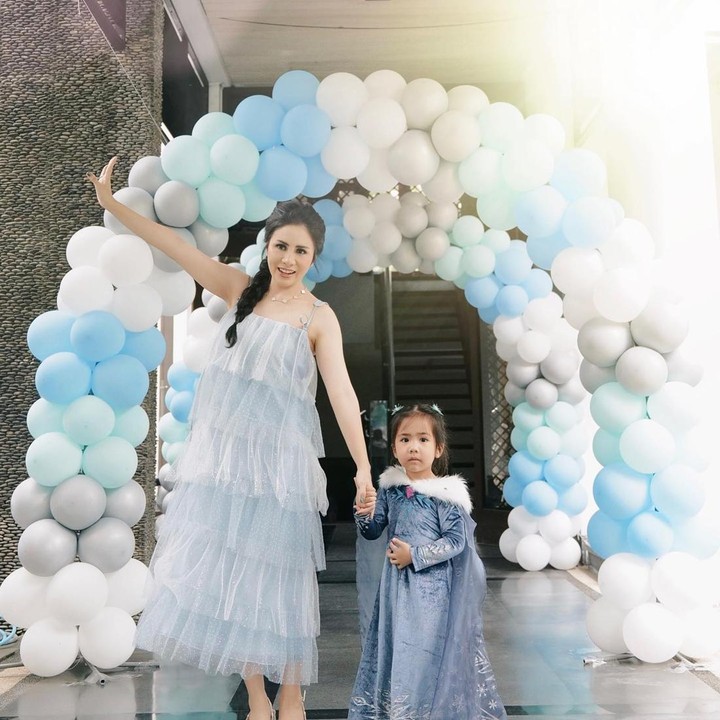 <p>Momo ungkap bahwa putrinya itu sempat bingung dan malu saat melihat dekorasi acara ultahnya. (Foto: Instagram @therealmomogeisha)<br /><br /><br /></p>