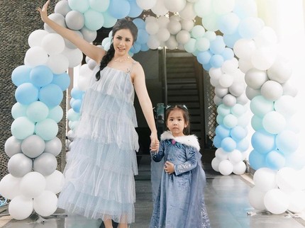 7 Potret Ulang Tahun Putri Momo Geisha Ke-3, Mewah dengan Tema Frozen Bun