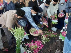 Mertua Wali Kota Eri Cahyadi Surabaya Dimakamkan di TPU Tembok Gede