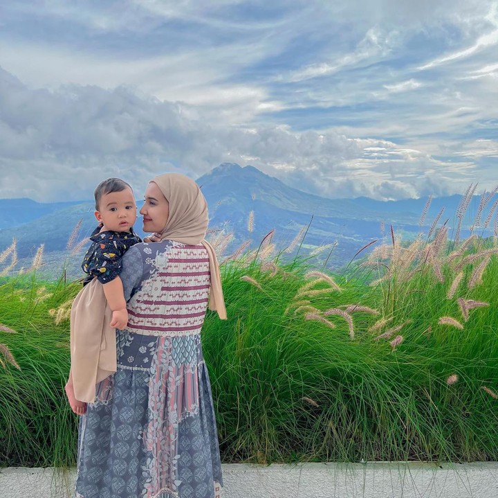<p>Potret qualiy time Zaskia dan Ukkasya semakin berkesan karena keduanya mengunjungi tempat-tempat dengan pemandangan indah. Seru banget ya liburannya, Bunda? (Foto: Instagram @zaskiasungkar15)</p>