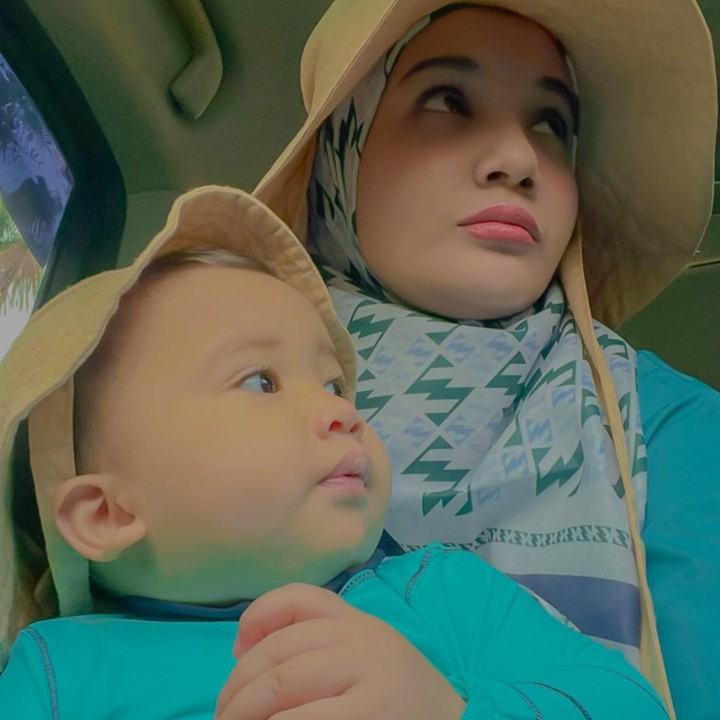 <p>Selama di Bali, Zaskia dan Ukkasya sering banget pakai baju couple nih. Kali ini, keduanya kompak mengenakan baju berwarna biru. (Foto: Instagram @zaskiasungkar15)</p>