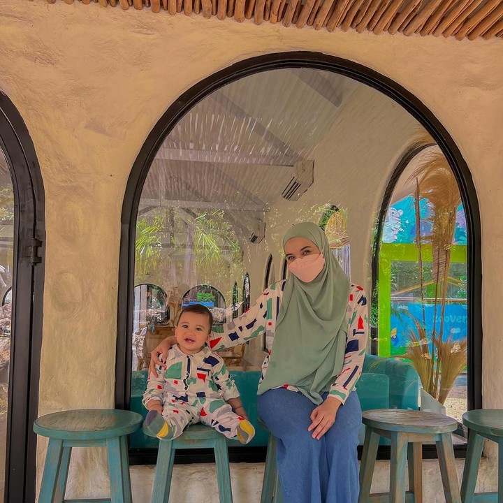 <p>Zaskia Sungkar mengajak Ukkasya menjelajah ke berbagai tempat di Bali. Salah satunya adalah kebun binatang. (Foto: Instagram @zaskiasungkar15)</p>