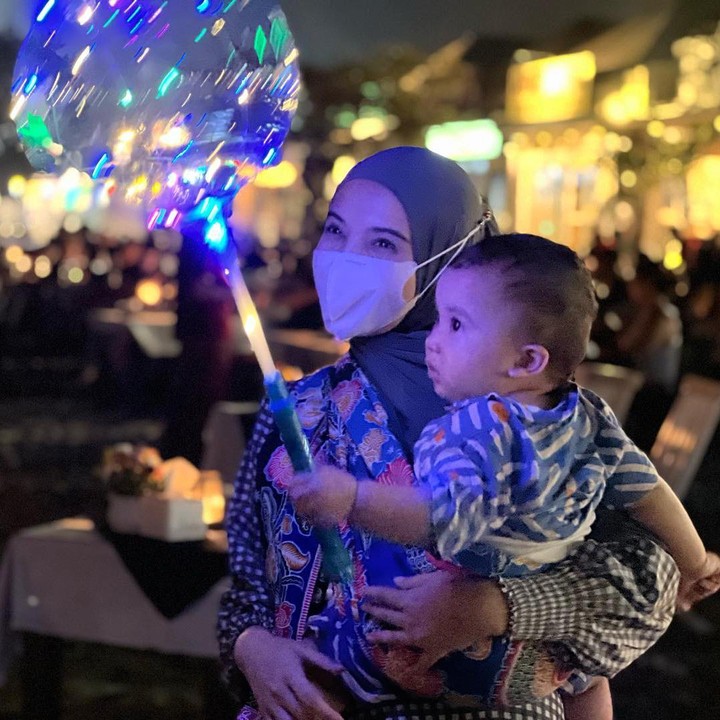 <p>Momen kebersamaan Zaskia dan putra semata wayangnya juga terekam saat menikmati suasana malam di Bali. (Foto: Instagram @zaskiasungkar15)</p>